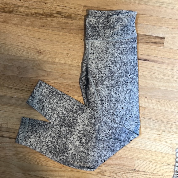 Gently Used Size 8 Lululemon Wunder Under Low-Rise Tight *Full-On Luxtreme 28" - Picture 4 of 5